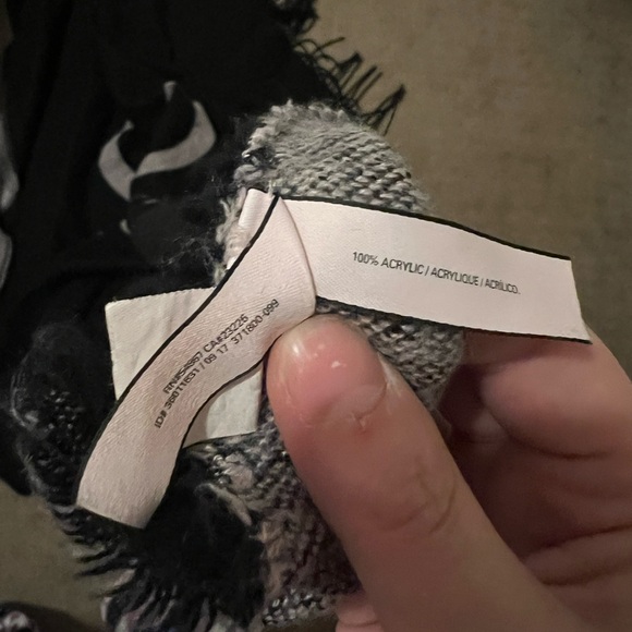 VICTORIA`S SECRET Throw Blanket Limited Edition Cozy Black Pink Heart - Picture 3 of 3